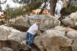 שחר גדעון זגלמן מטפס על קיר הדולינה (צילום: דני סיטרון)