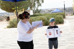 עדי שרון מדריכה בתחנת תעלות הקשר (צילום: דני סיטרון)