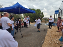 תחנה מס' 3: בריכת מקורות. בהדרכת עליזה הרשושנים ואיציק טאייב (צילום: רוחי רוזנבלום)