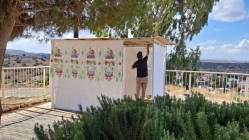 בועז רוזנבלום ובועז זילברשץ בונים סוכה ברחבת פארק הגורן (צילום: רונית זילברשץ)