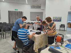 מתנדבי המיזם בסדנת הפקת עזרי הדרכה (צילום: רונית זילברשץ)