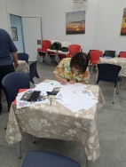 מתנדבי המיזם בסדנת הפקת עזרי הדרכה (צילום: רונית זילברשץ)