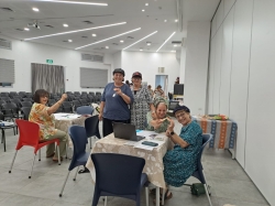 מתנדבי המיזם בסדנת הפקת עזרי הדרכה (צילום: רונית זילברשץ)