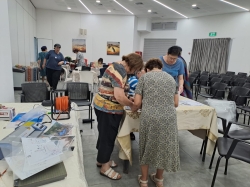 מתנדבי המיזם בסדנת הפקת עזרי הדרכה (צילום: רונית זילברשץ)