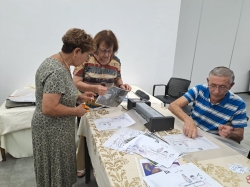 מתנדבי המיזם בסדנת הפקת עזרי הדרכה (צילום: רונית זילברשץ)