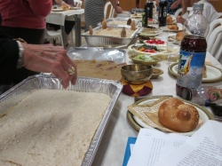 סעודת הודיה על 'לחמי תודה' בבית כנסת אשל אלקנה