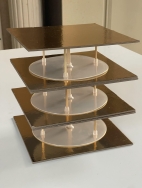 מייצב את 3 הקומות של העוגה וציר אנכי