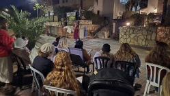 קריאת מגילה ברחוב תאנה בשכונת ה34 (צילמה: הילה בדש)