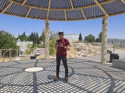 צביקי בצר והרחפן מצלמים את פארק הגורן עבור ארכיון אלקנה (ל"ג בעומר תשפ"ה, צילמה: רונית זילברשץ)