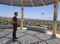 צביקי בצר והרחפן מצלמים את פארק הגורן עבור ארכיון אלקנה (ל"ג בעומר תשפ"ה, צילמה: רונית זילברשץ)