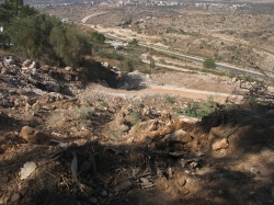 בתמונה נצפה גם בית העלמין של אלקנה